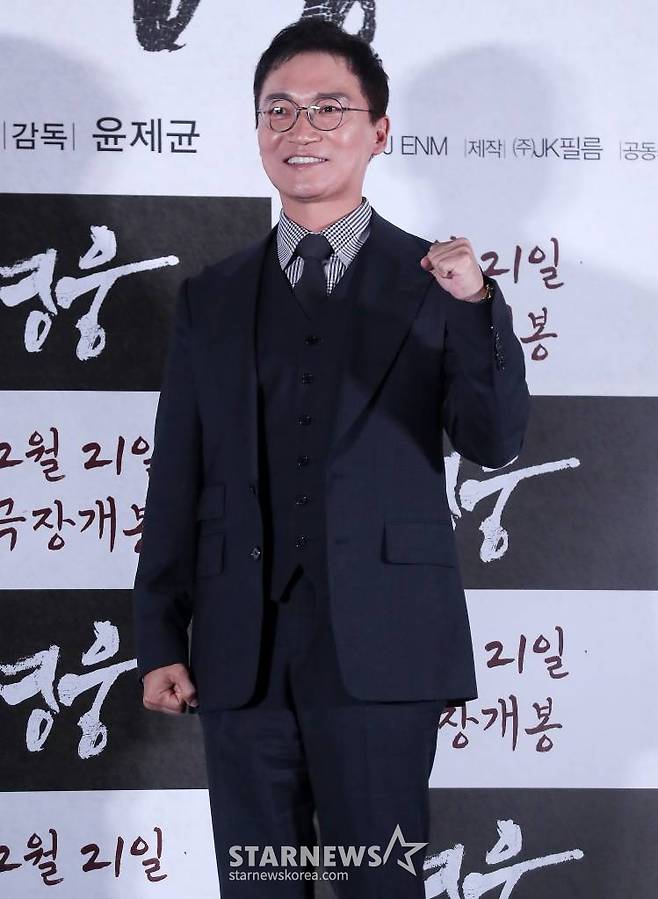 배우 조재윤이 8일 오후 서울 용산구 아이파크몰 CGV에서 진행된 뮤지컬 영화 '영웅' 언론시사회 및 기자간담회에 참석해 포즈를 취하고 있다. '영웅'은 1909년 10월, 하얼빈에서 이토 히로부미를 사살한 뒤 일본 법정의 사형 판결을 받고 순국한 안중근 의사가 거사를 준비하던 때부터 죽음을 맞이하던 순간까지 잊을 수 없는 마지막 1년을 그린 영화다. 오는 21일 개봉. 2022.12.08 /사진=김창현 기자 chmt@
