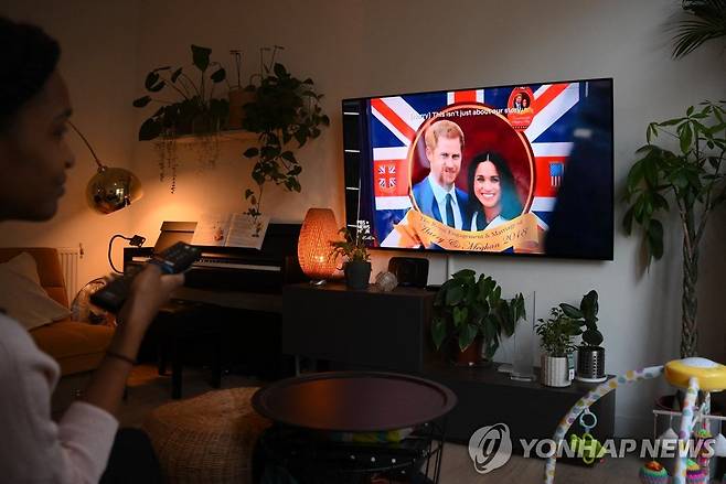 해리 왕자 부부 다큐멘터리 (런던 AFP=연합뉴스) 8일(현지시간) 공개된 넷플릭스 해리 왕자 부부 다큐멘터리를 한 여성이 시청하고 있다. 2022.12.8 photo@yna.co.kr