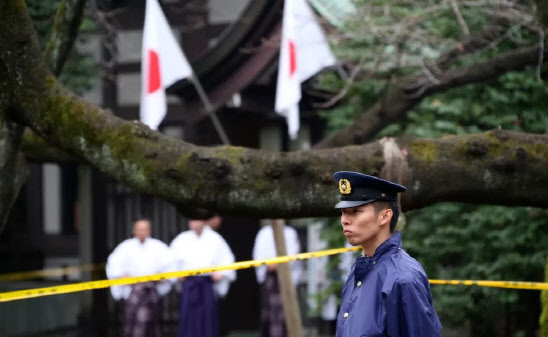 2015년 11월 23일 폭발 사고 직후 야스쿠니 신사 경내를 지키고 있는 일본 경찰 모습. (사진=AFP)