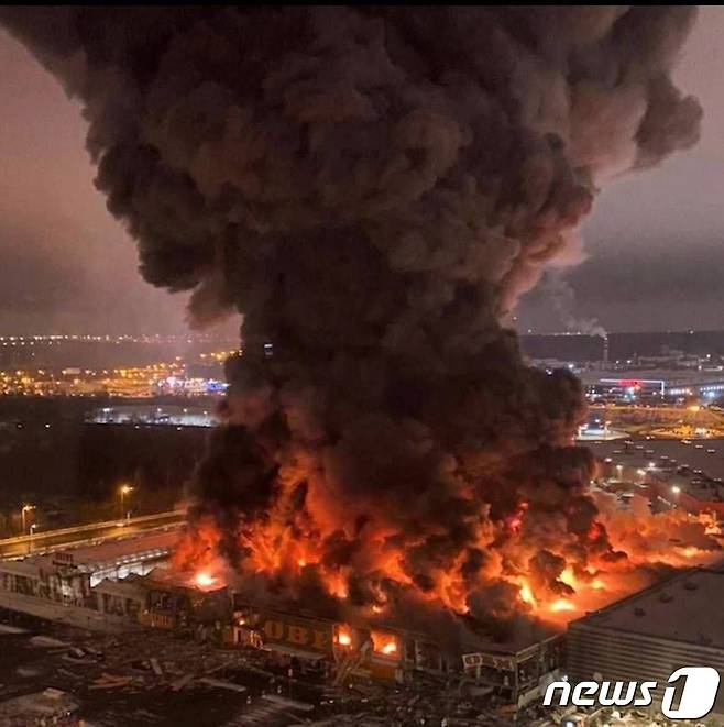 9일 러시아 모스크바 외곽의 한 쇼핑몰에서 대형 화재가 발생했다. <출처=미하일 쿨라코프 트위터>