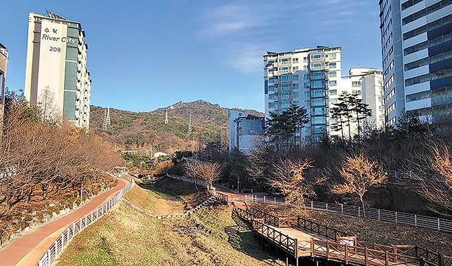 8일 경기도 의정부시와 서울시 노원구의 경계에 걸쳐 있는 수락 리버시티 아파트의 모습. 아파트 단지 내부를 흐르는 하천을 경계로 사진 왼쪽은 의정부시, 오른쪽은 서울시다. /독자 제공