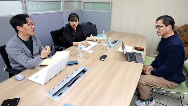 2022년 12월6일 (왼쪽부터) 남종영 기자, 이은혜 글항아리 편집장, 김연수 소설가가 제14회 손바닥문학상 결심에 올라온 작품들에 대해 이야기를 나누고 있다.