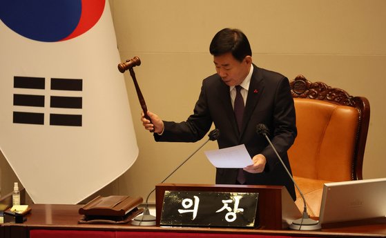 김진표 국회의장이 지난 8일 국회에서 열린 본회의에서 의사봉을 두드리고 있다. 연합뉴스