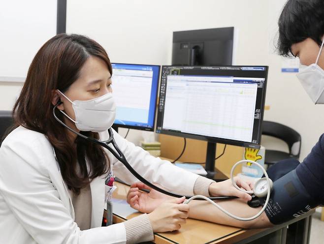 혈압 측정은 병원에서 재는 것 못지않게 평소 가정에서 꾸준히 재보는 것이 중요하다. 중앙대병원 김혜미 교수가 외래진료실에서 환자의 혈압을 재고 있다. 중앙대병원 제공