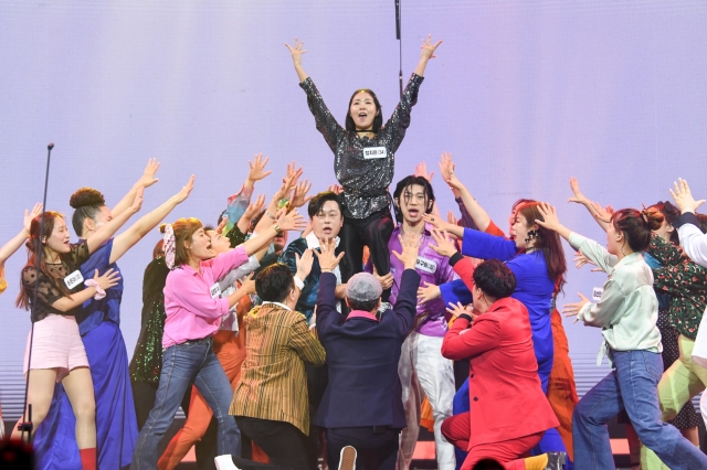 헤리티지 매스콰이어가 '싱포골드' 2라운드에서 해바라기의 '행복을 주는 사람'을 공연하는 모습. SBS 제공