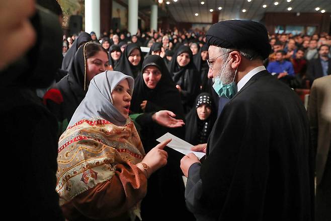 에브라힘 라이시 이란 대통령이 지난 7일(현지시간) 학생의날 기념행사에서 이란 대학생과 대화를 나누고 있다. [AFP]