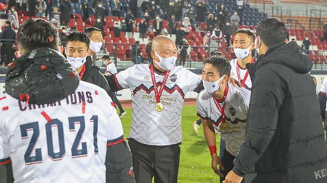 2021시즌 K리그2 우승을 자축하는 김태완 감독 (사진=김천 상무 제공, 연합뉴스)