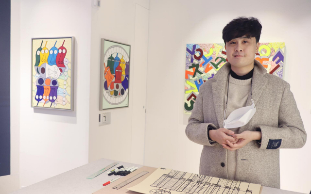 1월 3일까지 서울 안다즈에서 개인전 '팔라 ESG 프로젝트 - 인피니트, 비욘드 30cm' 여는 발달장애 아티스트 한부열 작가. 사진 제공=팔라