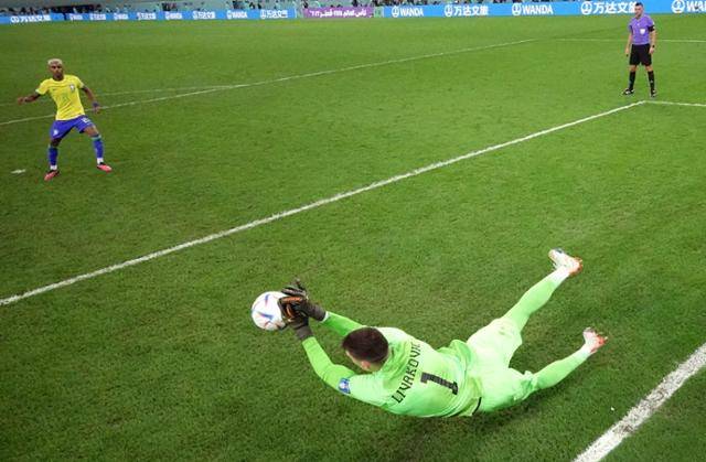 크로아티아의 골키퍼 도미니크 리바코비치(오른쪽)가 9일(현지시간) 카타르 알라얀 에듀케이션 시티 스타디움에서 열린 2022 카타르 월드컵 브라질과의 8강전 승부차기에서 호드리구의 슈팅을 막아내고 있다. 알라얀=로이터 연합뉴스