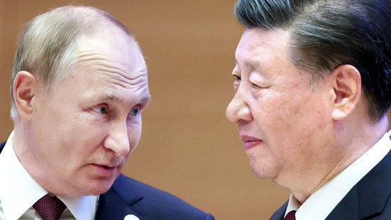 블라디미르 푸틴 러시아 대통령(왼쪽)과 시진핑 중국 주석이 지난 9월 16일(현지시간) 우즈베키스탄 사마르칸드에서 열린 상하이 협력기구(SCO) 정상회담에서 만나 얘기를 나누고 있다. AP=연합뉴스