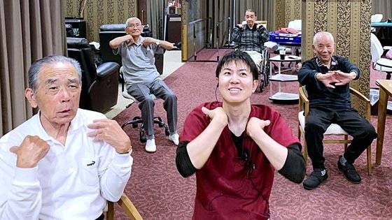 일본에서 카지노와 요양시설을 접목한 이색 서비스가 인기를 누리고 있다. 카지노 게임을 하기 전 스트레칭을 하며 몸을 푸는 모습. 사진 라스베이거스 공식 페이스북 캡처