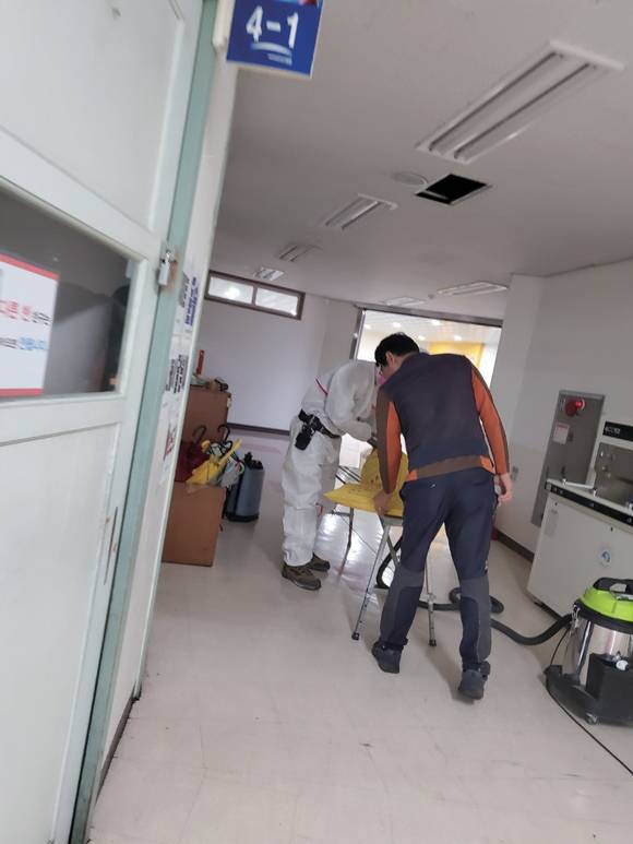 11월12일 서울 A초등학교 3층 복도에서 석면 제거 작업이 이뤄졌다. 작업자(왼쪽)만 흰색 보호복을 착용한 모습이다.ⓒ시사저널 입수사진