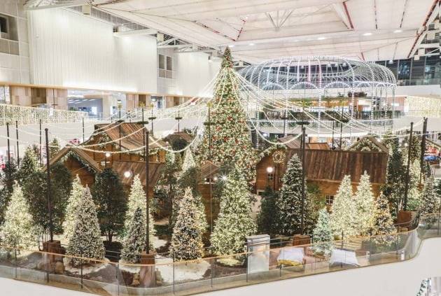 더현대서울 5층 사운즈포레스트에 조성한 H빌리지. 120여 그루의 나무로 이를 조성했으며 성치된 조명을 활용한 라이트닝 쇼도 진행하고 있다.