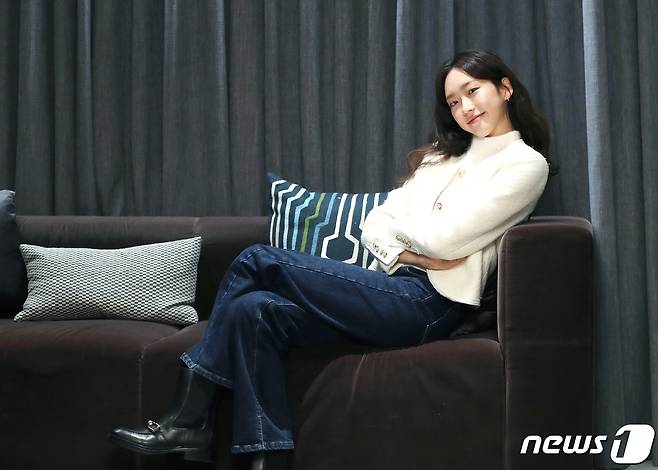 드라마 '치얼업' 배우 한지현이 14일 서울 강남구 가로수길 한 카페에서 열린 뉴스1과의 인터뷰에 앞서 포즈를 취하고 있다. 2022.12.14/뉴스1 ⓒ News1 권현진 기자