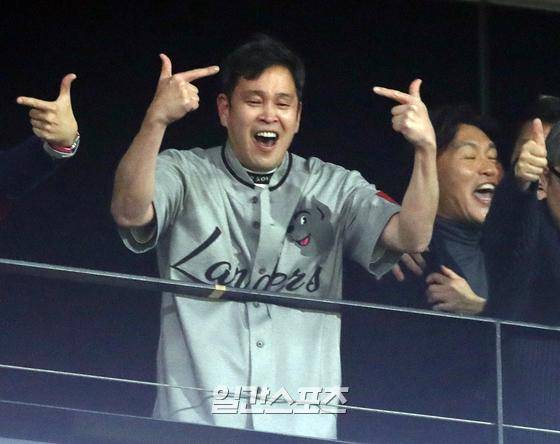 2022 KBO 포스트시즌 키움히어로즈와 SSG랜더스의 한국시리즈 5차전이 7일 오후 인천SSG랜더스필드에서 열렸다. 9회말 무사 1,3루 대타로 나온 김강민의 끝내기 스리런홈런으로 경기를 승리하자 SSG 정용진 구단주가 관중들과 함께 기뻐하고 있다. 인천=김민규 기자 mgkim1@edaily.co.kr /2022.11.07/