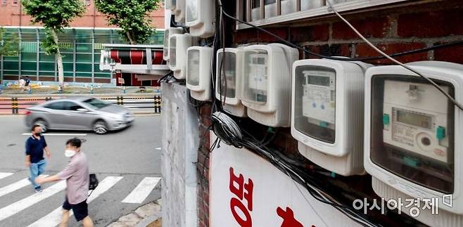 3분기 전기요금 연료비 조정단가 발표가 예정된 27일 서울 한 상가에 전기 계량기가 설치돼 있다./강진형 기자aymsdream@