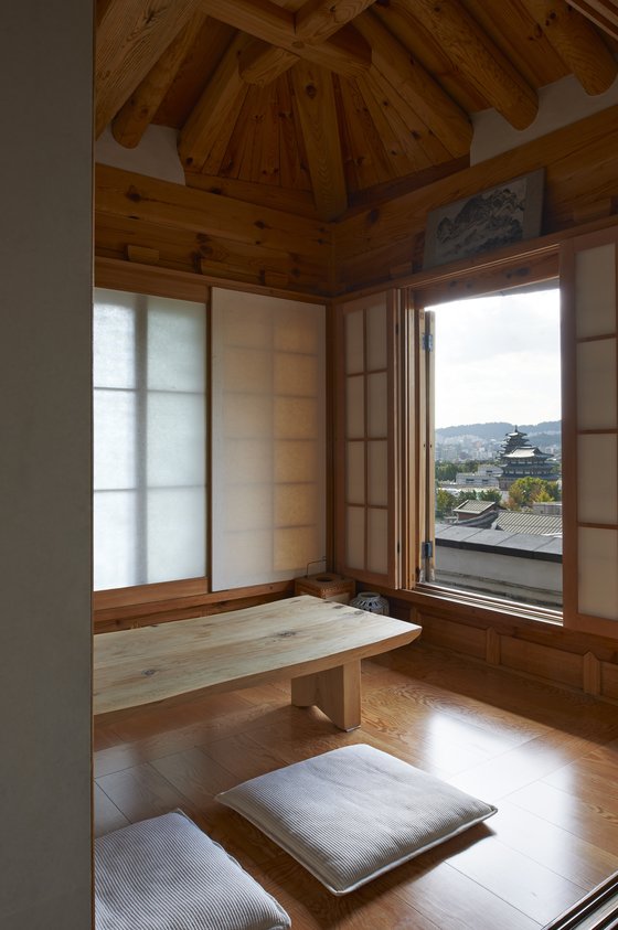 이 집의 누마루에서는 창문을 통해 인왕산의 숨 막히는 풍경을 눈에 담을 수 있다. [사진 이종근]
