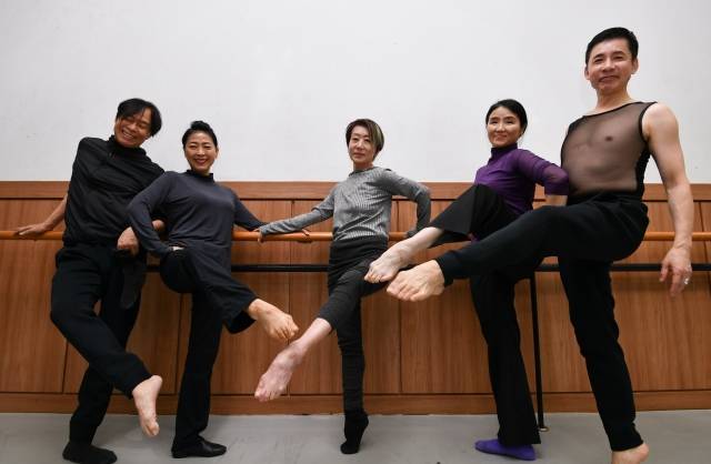 무용수, 안무가 그리고 지도자로서 평생 최선을 다해 온 원로 현역 발레 무용가들의 무대인 ‘스페셜 발레-존재의 이유’가 20~21일 서울 광진구 나루아트센터에서 열린다. 이번 무대에 참여하는 제임스전(왼쪽부터), 백연옥, 조윤라, 김순정, 문영철 등 5명이 최근 한양대 무용과 연습실에서 리허설 도중 포즈를 취하고 있다. 이한결 기자