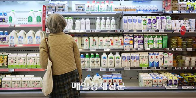 원유 가격이 큰 폭으로 오르면서 우유를 비롯해 빵·아이스크림 가격도 연쇄적으로 오르고 있다.