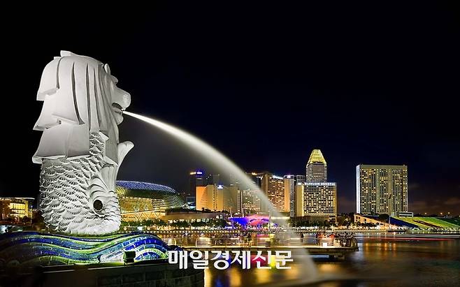 코로나19 팬데믹 이후 중국에서 싱가포르로의 투자 이민이 크게 늘어난 것으로 나타났다. 싱가포르 멀라이언파크에서 바라본 야경 모습.