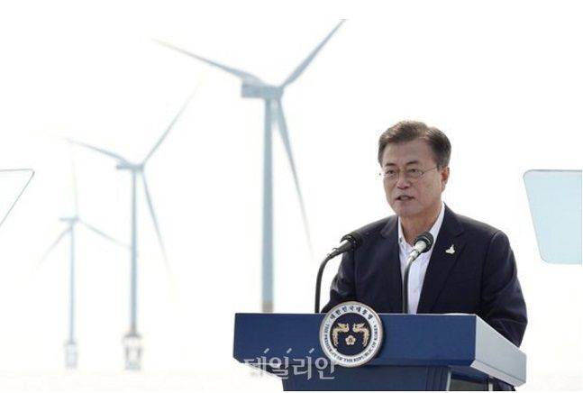 재임 시절인 2020년 7월 풍력발전 단지를 방문한 문재인 전 대통령. ⓒ뉴시스