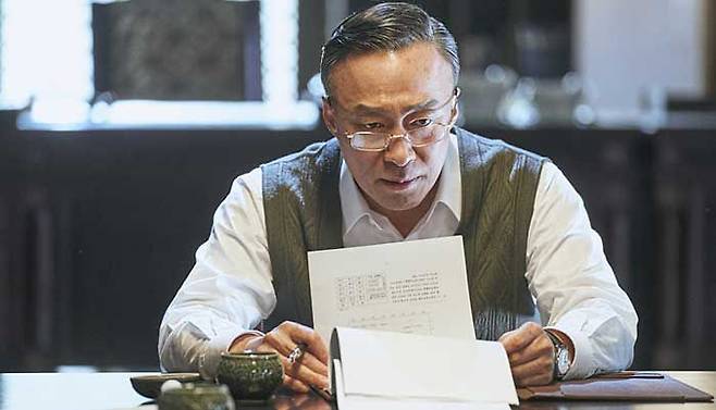 상대를 꿰뚫는 눈빛과 말투, 표정까지 배우 이성민이 연기하는 진양철 순양그룹 회장의 캐릭터가 드라마의 인기를 견인하고 있다. /넷플릭스