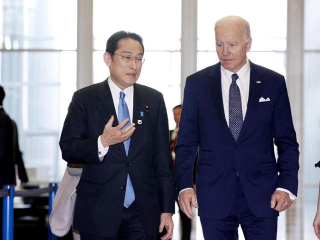 기시다 후미오(왼쪽) 일본 총리와 조 바이든 미국 대통령이 지난 3월 24일(현지시간) 주요 7개국 정상회의가 열린 벨기에 브뤼셀에서 만나 대화하고 있다. 브뤼셀=교도 연합뉴스