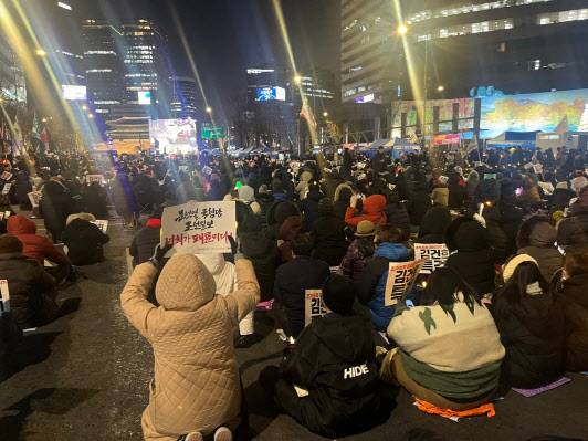 17일 시청역 인근에서 촛불전환행동 참가자들이 전국집중촛불 본대회에 앉아 있다. (사진=권효중 기자)