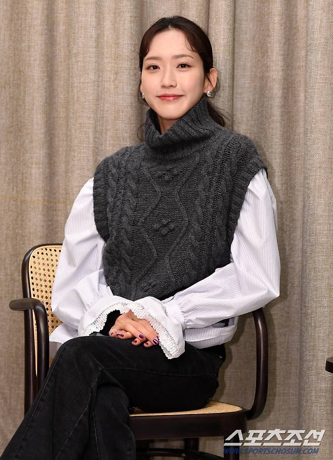 배우 한지현이 15일 서울 강남구 신사동 한 카페에서 라운드 인터뷰 전 포즈를 취하고 있다. 신사동=박재만 기자 pjm@sportschosun.com/2022.12.15/