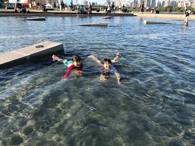 백 작가가 코로나19 발생 전 딸들과 자주 찾았던 서울 여의도 물빛광장. 백지선씨 제공