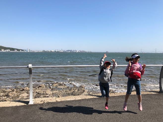 '와, 바다다!' 신이 나서 점프하는 아이들. 백지선 작가가 담은 두 딸의 즐거운 한때. 백씨 제공