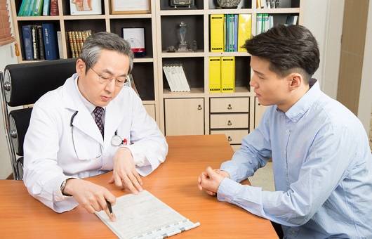 건강검진 결과를 듣는 사람ㅣ출처: 게티이미지 뱅크