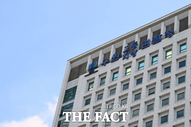 수원지검 형사6부(김영남 부장검사)는 지난 14일 자본시장법 위반 혐의 등으로 쌍방울에서 재무담당 부회장을 지낸 한모 씨와 현직 재무담당 부장 심모 씨의 사전구속영장을 청구했다. /남윤호 기자