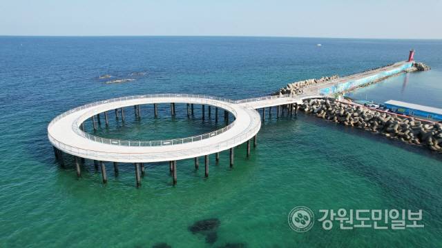 ▲ 고성 반암항 바다낚시공원 - 총 둘레 167m로 83명의 레저인이 동시에 낚시를 즐길 수 있다.