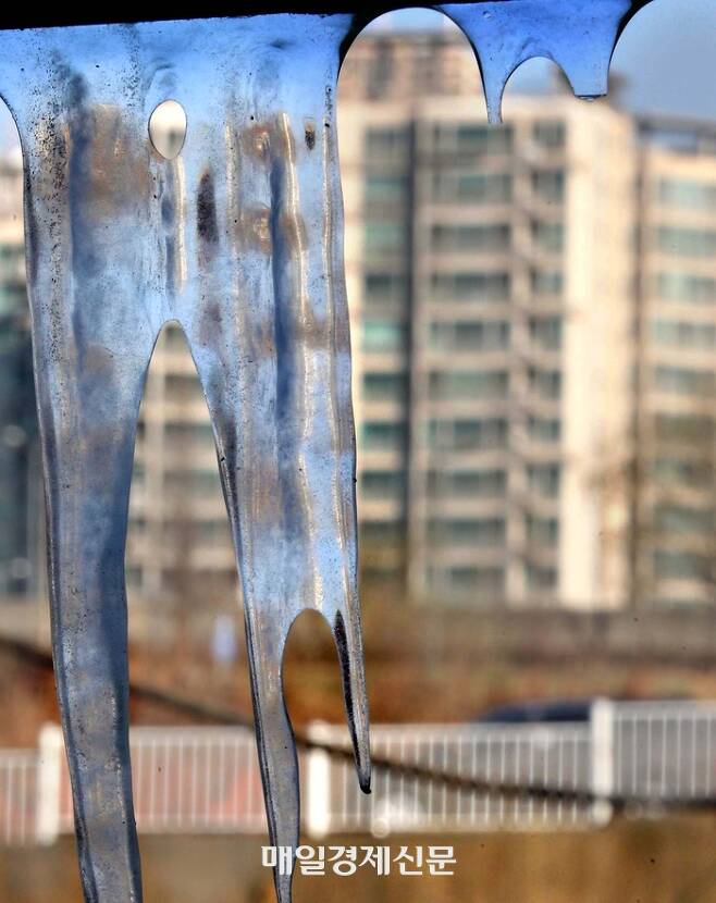 서울 한강시민공원 뚝섬지구에 매달린 얼음 뒤로 아파트가 보이고있다. [김호영 기자]