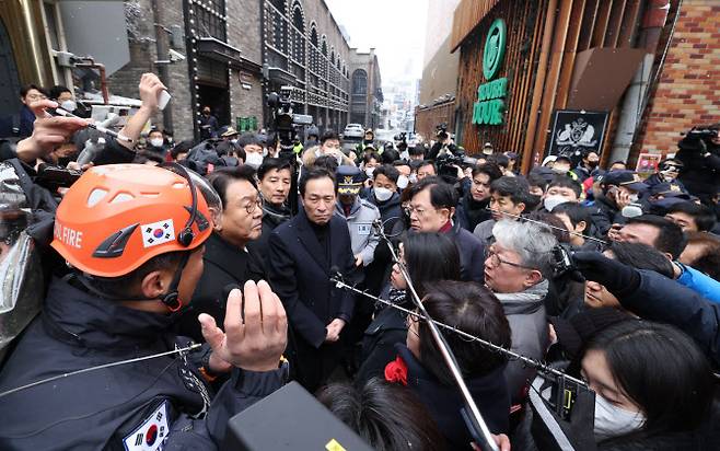 우상호 국회 용산 이태원 참사 진상규명과 재발방지를 위한 국정조사특별위원회 위원장이 21일 오전 서울 용산구 이태원 참사현장에서 최성범 용산소방서장의 브리핑을 듣고 있다.(사진=뉴스1)