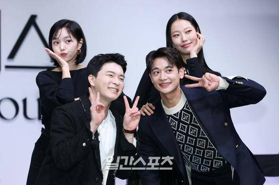 배우 채수빈, 이상운, 최민호, 박희정이 21일 오후 서울 강남구 조선 팰리스 서울 강남에서 진행된 넷플릭스 시리즈 '더 패뷸러스' 제작발표회에 참석해 포토타임을 갖고 있다. '더 패뷸러스'는 패션(fashion)이라 쓰고 열정(passion)이라 읽는 패션계에 인생을 바친 청춘들의 꿈과 사랑, 우정을 그린 하이퍼리얼리즘 로맨스다. 오는 23일 공개된다. 서병수 기자 qudtn@edaily.co.kr /2022.12.21.