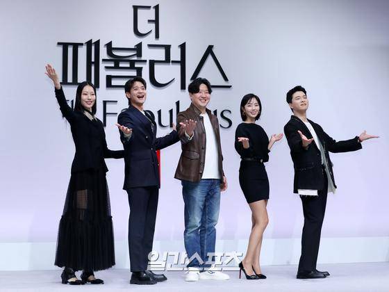 배우 박희정, 최민호, 채수빈, 이상운, 김정현 감독이 21일 오후 서울 강남구 조선 팰리스 서울 강남에서 진행된 넷플릭스 시리즈 '더 패뷸러스' 제작발표회에 참석해 포토타임을 갖고 있다. '더 패뷸러스'는 패션(fashion)이라 쓰고 열정(passion)이라 읽는 패션계에 인생을 바친 청춘들의 꿈과 사랑, 우정을 그린 하이퍼리얼리즘 로맨스다. 오는 23일 공개된다. 서병수 기자 qudtn@edaily.co.kr /2022.12.21.