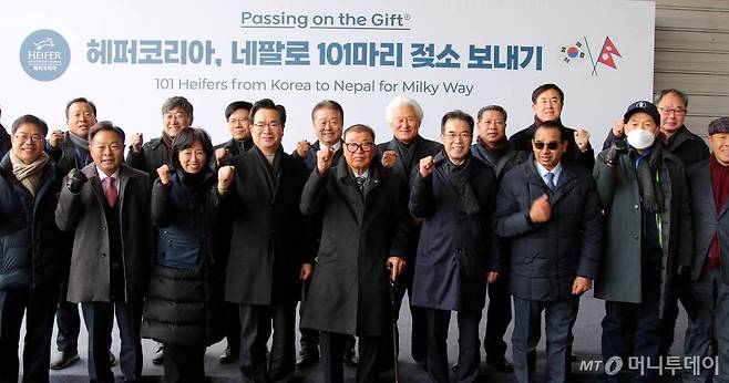 22일 오전 인천국제공항에서 열린 '101마리 젖소 보내기' 환송식에서 정황근 농식품부장관 등을 비롯한 관계자들이 화이팅을 외치고 있다.