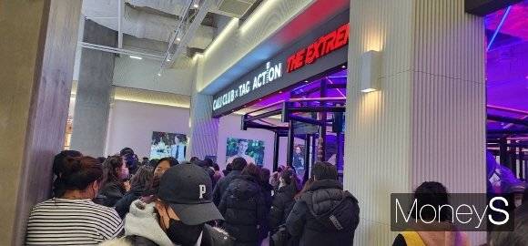 22일 오전 서울 구로구 아이파크몰 고척점 개장 첫날 캘리클럽 오프닝 이벤트에 참여하려는 사람들이 몰렸다./사진=조승예 기자