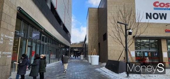 아이파크몰 고척점 개장 첫날인 22일 오전 고객들이 매장에 입장하고 있다. /사진=조승예 기자