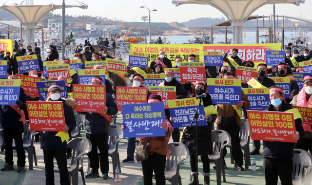 2월 전남 여수시 국동항 수변공원에서 어업인들이 여수 해역의 해상풍력발전 사업에 반대하는 시위를 벌이고 있다. 연합뉴스