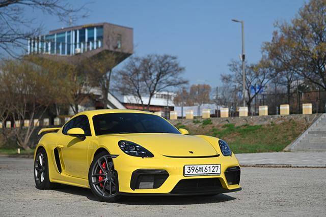 포르쉐 718 카이맨 GT4