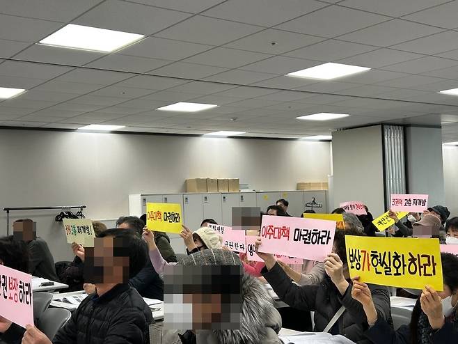 "이주대책 마련하라" (서울=연합뉴스) 김예나 기자 = 23일 서울 강동구 이스트센트럴타워에서 열린 '풍납토성 보존·관리 종합계획 수립 공청회'에서 풍납동 주민들이 '이주대책 마련하라', '보상가 현실화하라' 등의 문구가 적힌 손팻말을 들고 있다. 2022.12.23
yes@yna.co.kr