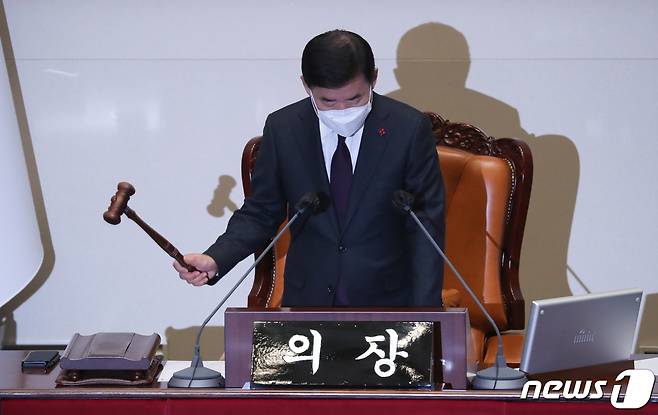 김진표 국회의장이 23일 서울 여의도 국회에서 열린 본회의에서 의사봉을 두드리며 개의를 선언하고 있다. 2022.12.23/뉴스1 ⓒ News1 허경 기자