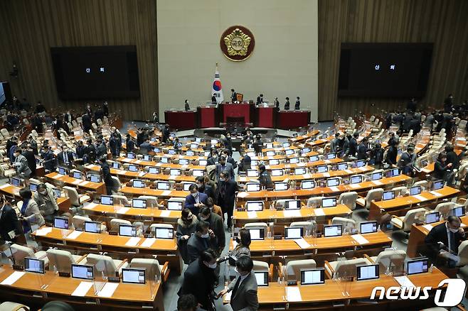 여야 의원들이 24일 새벽 서울 여의도 국회에서 열린 본회의를 마친 뒤 퇴장하고 있다. 2022.12.24/뉴스1 ⓒ News1 허경 기자