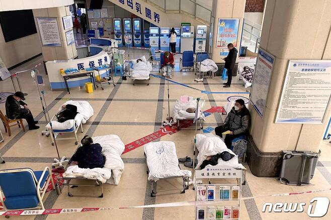 23일(현지시간) 중국 충칭 5호 인민병원에서 환자들이 복도에 방치돼 있다. 주위로는 띠지가 둘러쳐져 있다. ⓒ AFP=뉴스1 ⓒ News1 권진영 기자