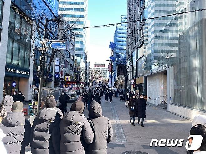 크리스마스 이브인 24일 서울 명동거리를 걷는 시민들./2022.12.24. 뉴스1 구진욱 기자ⓒ news1