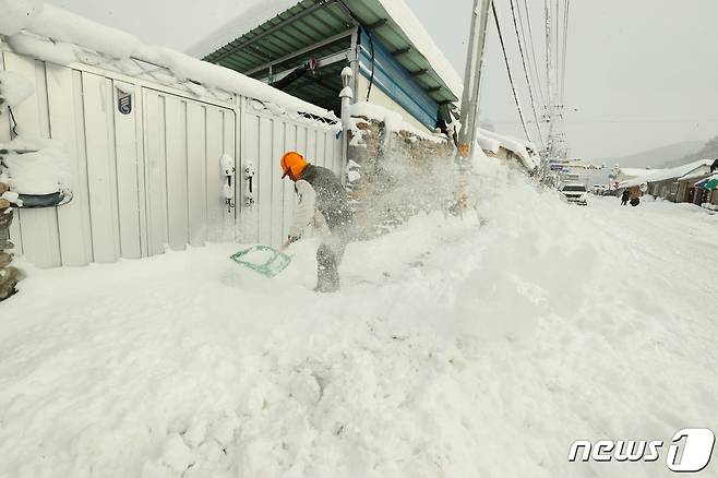 지난 23일 오전 55.2㎝의 적설량을 기록한 전북 임실군 강진면에서 제설 작업이 진행되고 있다. 이번 폭설에 임실군 강진면은 전북에서 가장 많은 적설량을 기록했다.(임실군 제공)2022.12.23/뉴스1 ⓒ News1 이지선 기자