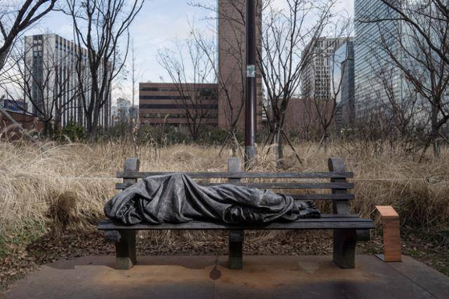 서울 중구 서소문성지역사박물관 공원에 위치한 ‘노숙자 예수’상 모습. 캐나다 조각가 티모시 슈말츠가 '너희가 여기 내 형제 중에 지극히 작은 자 하나에게 한 것이 곧 내게 한 것이니라'라는 마태복음을 묵상하며 만든 것으로 "이곳에서 소외되고 고통받는 이들이 단 한 사람도 없었으면 하는 바람을 담고 있다"는 설명이 있다. 하상윤 기자